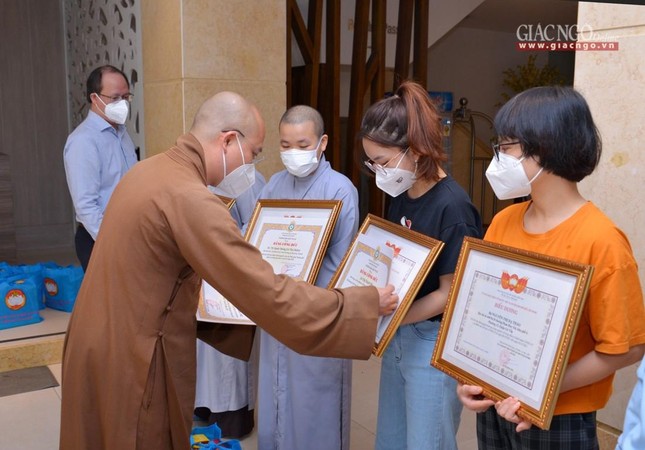 Đại đức Thích Trí Đức trao Bằng tuyên dương công đức đến các tình nguyện viên Phật giáo