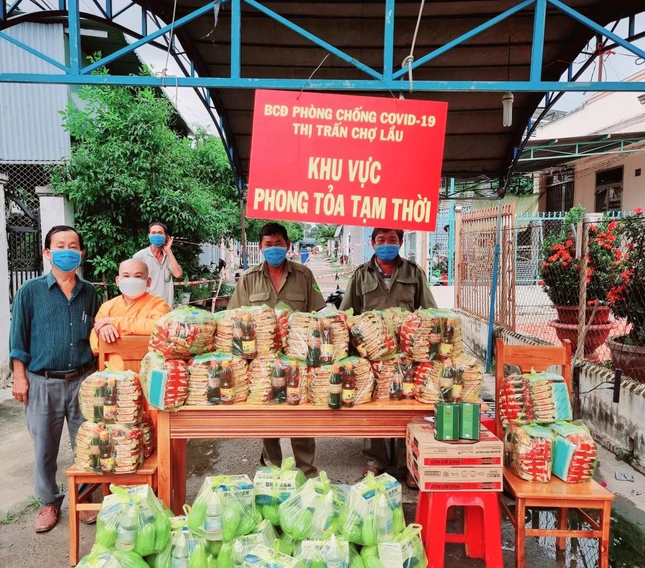 Ni sư Thích nữ Viên Liên thăm, tặng quà khu vực phong tỏa tại thị trấn Chợ Lầu Ni sư Thích nữ Viên Liên thăm, tặng quà khu vực phong tỏa tại thị trấn Chợ Lầu