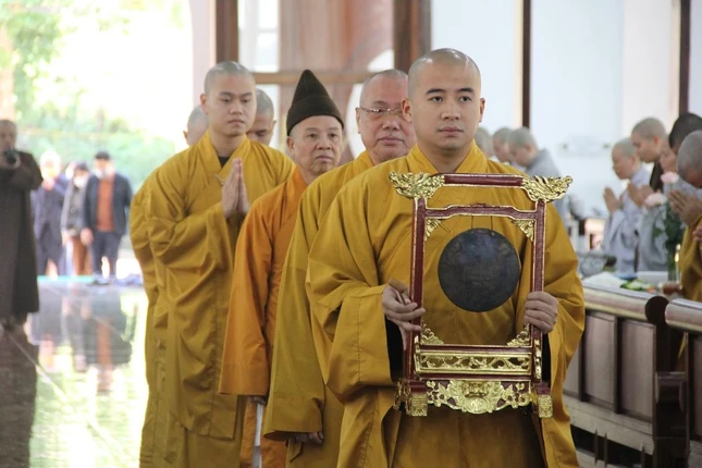 Cung thỉnh chư tôn đức Hội đồng Điều hành đến Tổ đường