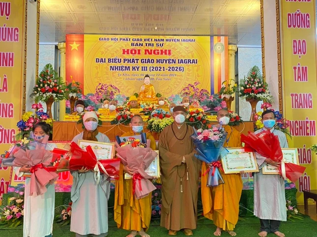 Tập thể, cá nhân nhận Bằng tuyên dương công đức