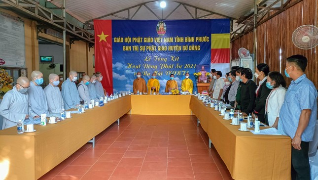 Chư tôn đức và các đại biểu thực hiện các nghi thức trước khi bước vào buổi lễ