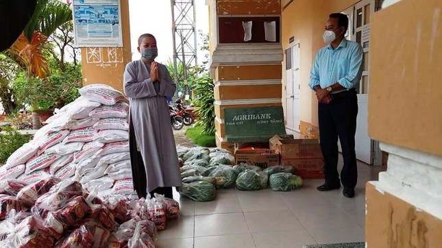 Sư cô Thích nữ Trung Thường trao quà đến UBND xã Long Hiệp