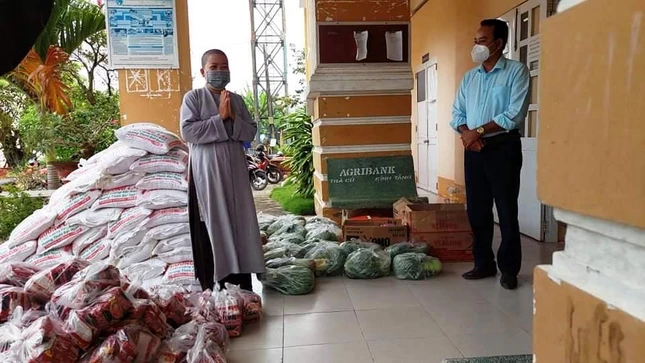 Sư cô Thích nữ Trung Thường trao quà đến UBND xã Long Hiệp