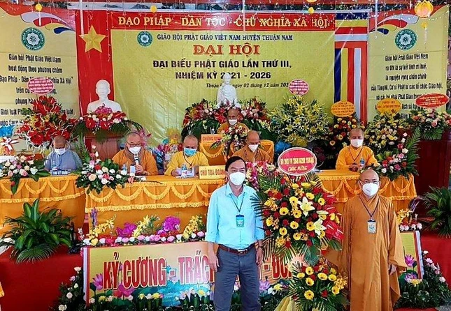 Sở Nội vụ tỉnh Ninh Thuận tặng hoa chúc mừng đại hội