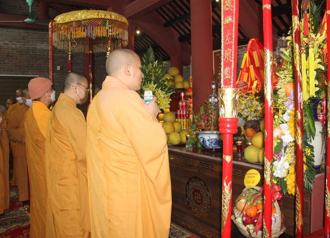 Chư tôn đức thực hiện nghi thức niêm hương bạch Phật, sái tịnh, an vị Phật tại Tổ đường