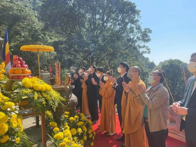 Chư tôn đức và đại biểu dâng hương tưởng niệm Đức vua - Phật hoàng Trần Nhân Tông