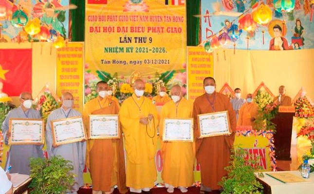 Tập thể, cá nhân xuất sắc nhận Bằng tuyên dương công đức Tập thể, cá nhân xuất sắc nhận Bằng tuyên dương công đức