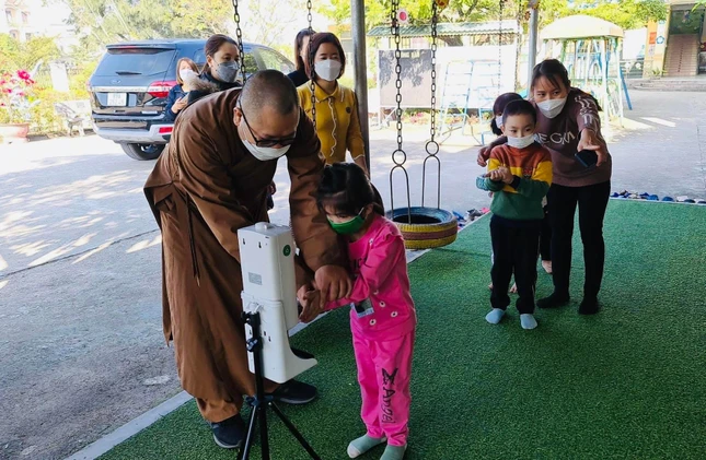 Đại đức hướng dẫn các bé rửa tay sát khuẩn