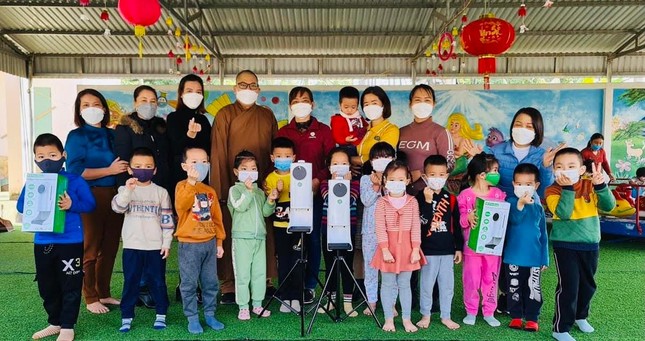 Đại đức Thích Giác Nghĩa tặng máy sát khuẩn tự động tại một điểm trường