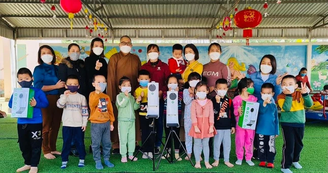 Đại đức Thích Giác Nghĩa tặng máy sát khuẩn tự động tại một điểm trường