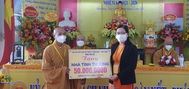 Trao bảng tượng trưng tặng 50 triệu đồng xây nhà tình thương Trao bảng tượng trưng tặng 50 triệu đồng xây nhà tình thương