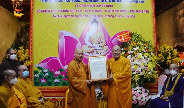 Hòa thượng Thích Thanh Hiện trao quyết định bổ nhiệm trụ trì chùa Nho Lâm cho Thượng tọa Thích Thanh Phong