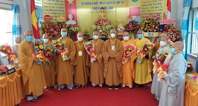 Tân Ban Trị sự Phật giáo TP.Phan Rang - Tháp Chàm ra mắt đại hội và nhận hoa chúc mừng