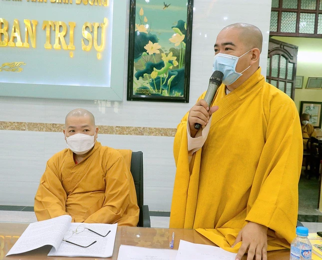 Đại đức Thích Thiện Hưng trình bày báo cáo tại phiên họp