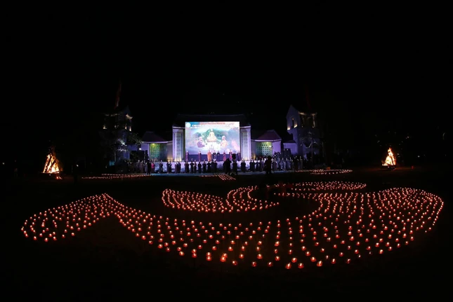 Nến được sắp xếp thành hình dạng chữ "Tâm" (Hán tự)