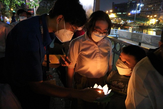 Bé Trương Khai Việt cùng ngoại và mẹ thả hoa đăng, gửi lời chúc lành đến ba