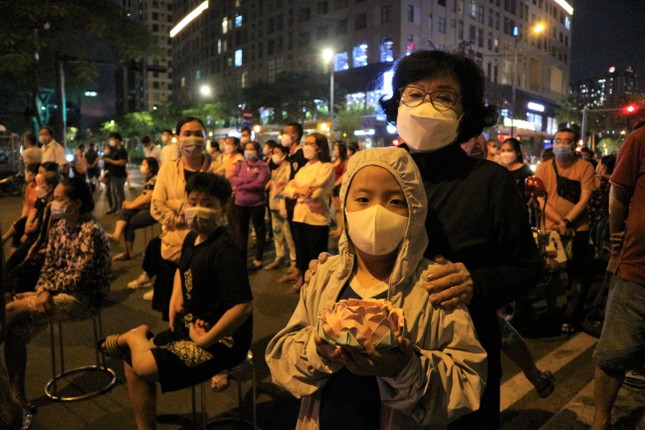 Bé Nguyên Bảo cầm chặt chiếc đèn hoa đăng bà nội tự tay làm, gói niềm thương gửi đến ông nội, thím và các nạn nhân mất vì dịch bệnh