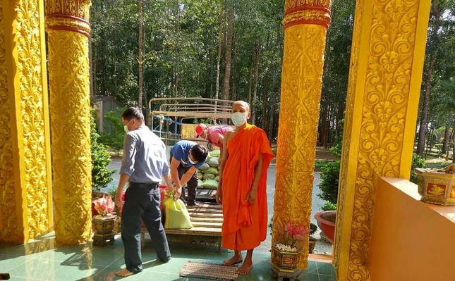 Chùa Chông Mê So Thmây hỗ trợ 1 tấn gạo cho các gia đình trong khu phong tỏa