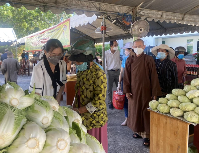 Người dân nhận nhu yếu phẩm tại phiên chợ 0 đồng