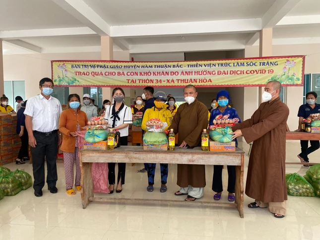 Tặng quà đến đồng bào dân tộc thiểu số tại xã Thuận Hòa