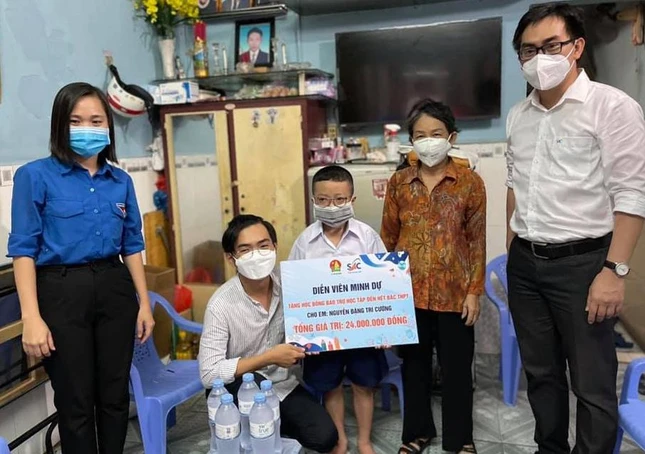 Diễn viên Minh Dự tặng học bổng bảo trợ học tập Diễn viên Minh Dự tặng học bổng bảo trợ học tập