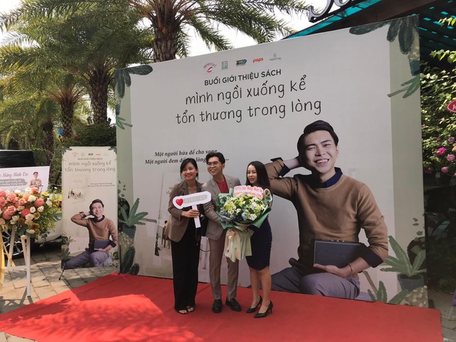 Minh Dự chụp hình lưu niệm với bạn hữu và tác phẩm mới