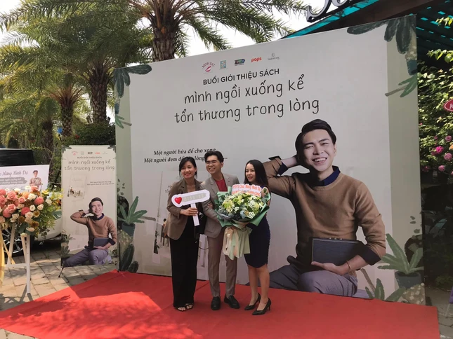 Minh Dự chụp hình lưu niệm với bạn hữu và tác phẩm mới Minh Dự chụp hình lưu niệm với bạn hữu và tác phẩm mới