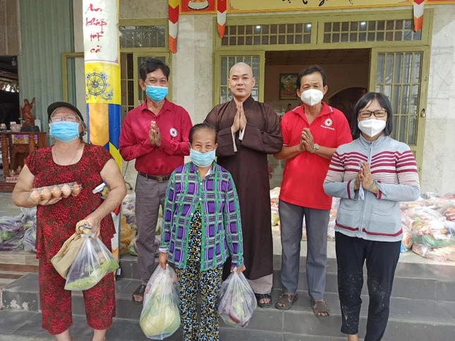 Đại đức Thích Lệ Lạc trao quà đến người dân