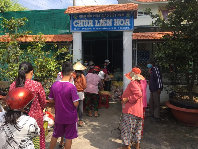 Trao quà đến bà con nghèo - Ảnh: Thiện Lực