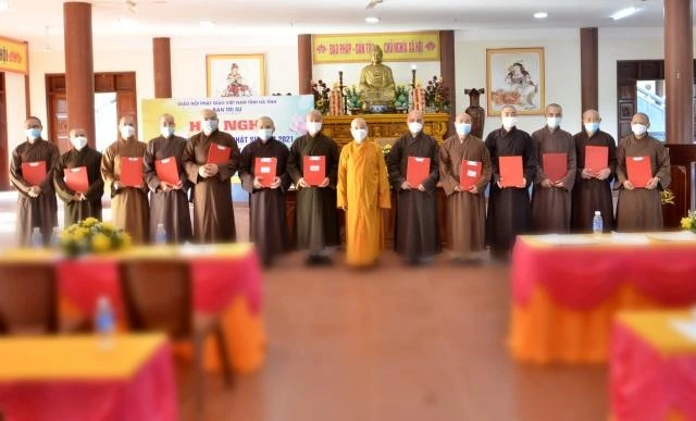 Hòa thượng Thích Bảo Nghiêm trao quyết định chuẩn y nhân sự