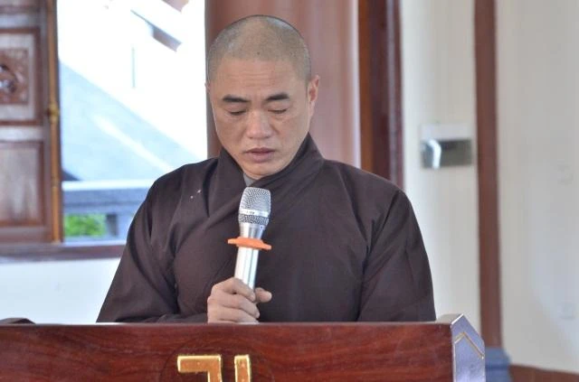 Đại đức Thích Viên Như trình bày báo cáo