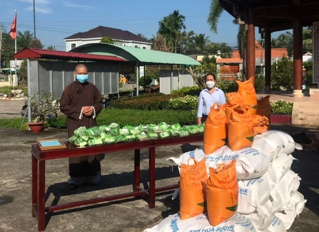 Đại đức Thích Thiện Trung, trụ trì chùa Thiên Phước trao thuốc và gạo đến Ủy ban MTTQVN xã Phú Quý