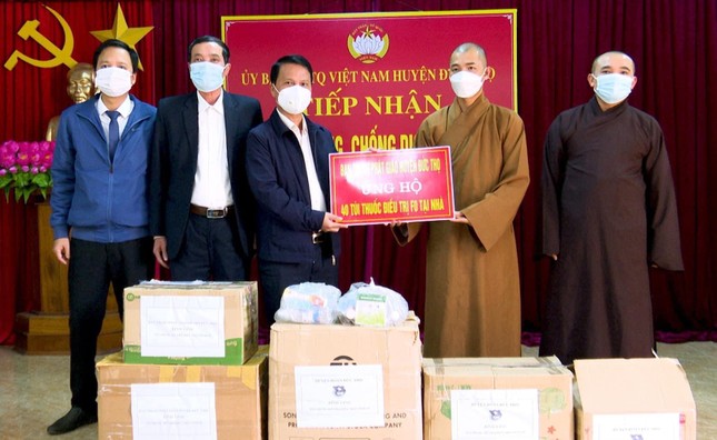 Ban Trị sự GHPGVN huyện Đức Thọ trao 40 túi thuốc điều trị Covid-19 đến Ủy ban MTTQVN huyện