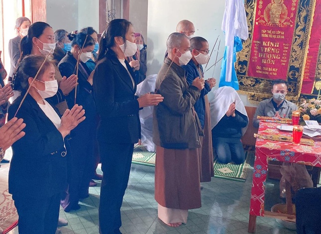 Đoàn Ban Trị sự GHPGVN huyện Quỳnh Lưu thắp hương chia buồn với gia đình các ngư dân đang mất tích