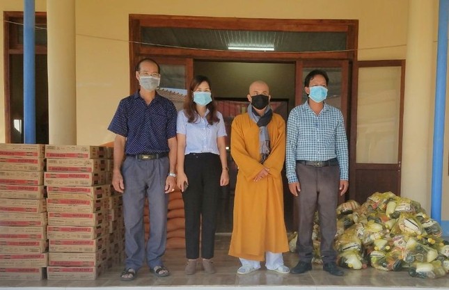 Đại đức Thích Nguyên Tuấn và đại diện Ủy ban MTTQVN xã La Ngâu trong buổi tặng quà