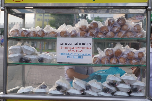 Xe bánh mì 0 đồng của Câu lạc bộ thiện nguyện Phật Tâm