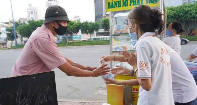 Niềm hạnh phúc với sự sẻ chia của các bạn trẻ trong Câu lạc bộ thiện nguyện Phật Tâm mỗi sáng