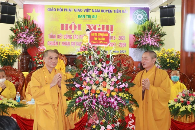 Ban Trị sự Phật giáo tỉnh Thái Bình tặng hoa chúc mừng hội nghị