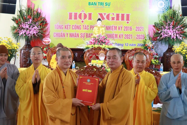 Thượng tọa Thích Thanh Bản nhận quyết định chuẩn y nhân sự, tiếp tục làm Trưởng ban Trị sự Phật giáo huyện Tiền Hải, nhiệm kỳ 2021-2026