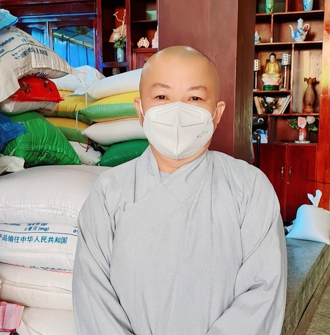 Sư cô Thích nữ Giác Bửu bên những bao gạo chuẩn bị để tặng cho các hộ nghèo