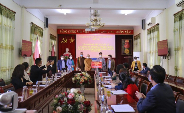 Toàn cảnh buổi trao tặng 1.000 túi thuốc điều trị bệnh nhân nhiễm Covid-19