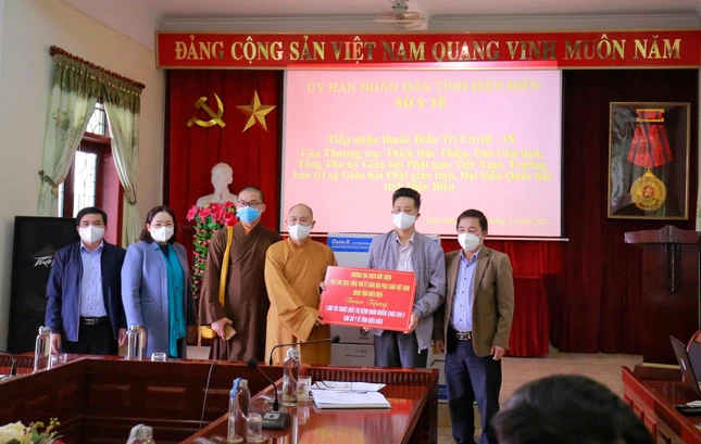 Thượng tọa Thích Đức Thiện trao tặng 1.000 túi thuốc điều trị cho bệnh nhân nhiễm Covid-19 trên địa bàn tỉnh Điện Biên Thượng tọa Thích Đức Thiện trao tặng 1.000 túi thuốc điều trị cho bệnh nhân nhiễm Covid-19 trên địa bàn tỉnh Điện Biên