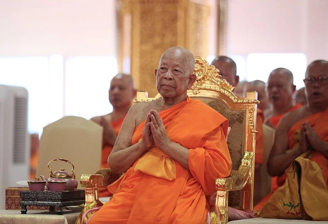 Cố Trưởng lão Hòa thượng Somdet Chuang, trụ trì tu viện Paknam Phasi Charoen, ngôi chùa lớn nhất ở Bangkok