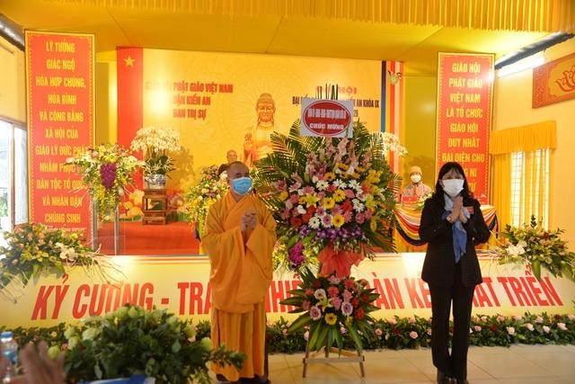 UBND quận Kiến An tặng hoa chúc mừng đại hội