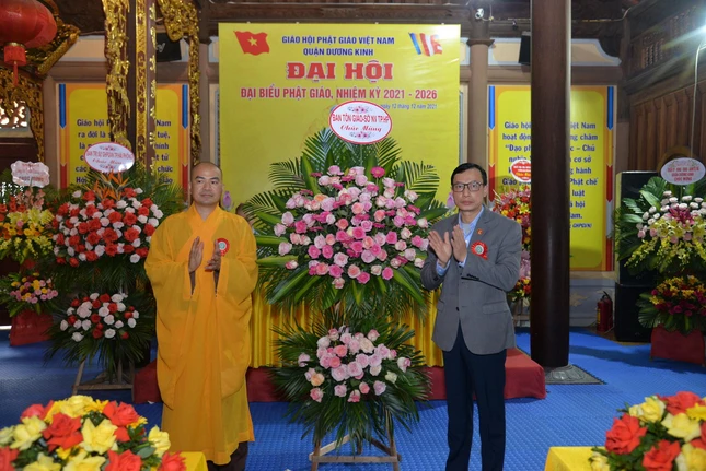 Ban Tôn giáo Sở Nội vụ TP.Hải Phòng tặng hoa chúc mừng đại hội