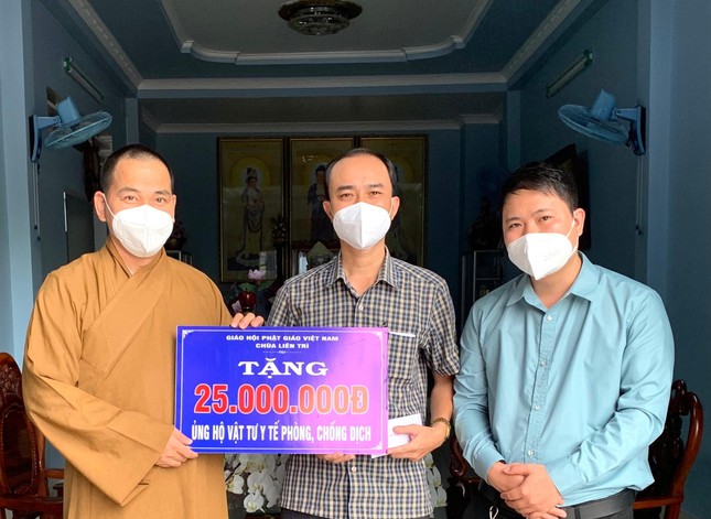 Trao số tiền ủng hộ vật tư y tế phòng chống dịch cho ông Bùi Trọng Nghĩa, Phó Chủ tịch UBND phường 2, TP.Vũng Tàu