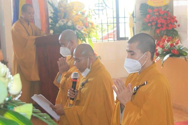 Đại đức Thích Đức Hiếu dâng lời phát nguyện Đại đức Thích Đức Hiếu dâng lời phát nguyện