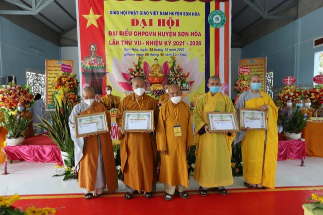 Tập thể, cá nhân nhận Bằng tuyên dương công đức