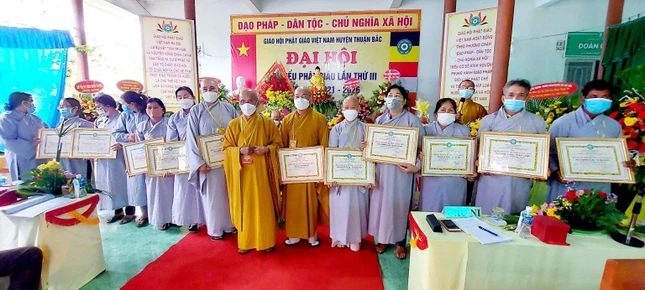 Tập thể, cá nhân nhận Bằng tuyên dương công đức