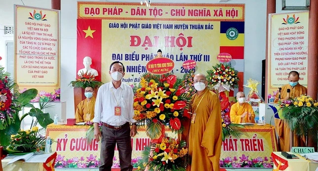 Sở Nội vụ tỉnh Ninh Thuận tặng hoa chúc mừng đại hội